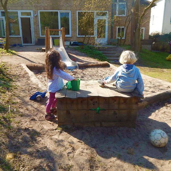 Kinder gucken zur Kita